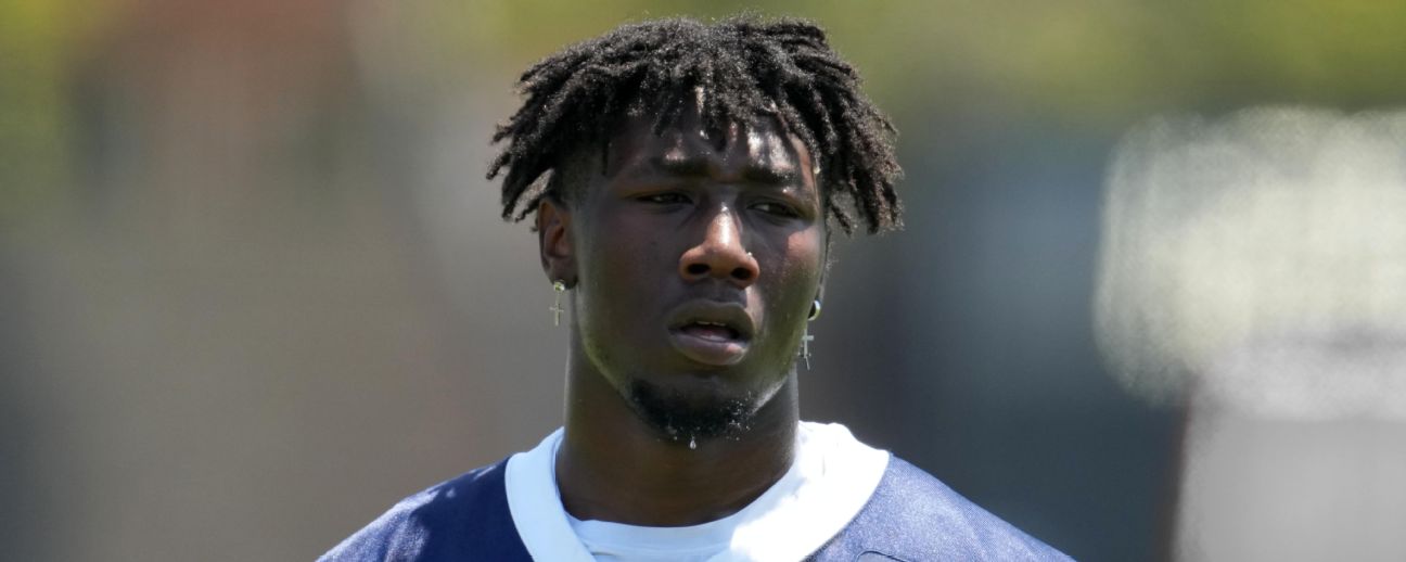 Dallas Cowboys linebacker DeMarvion Overshown suffers torn ACL