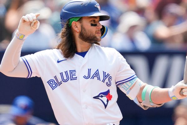 Jays' Bichette late scratch due to neck spasms