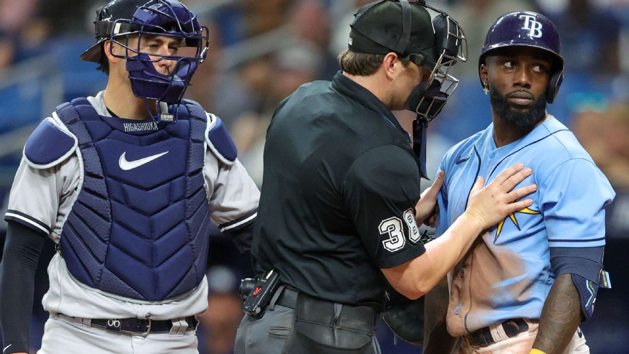 Yanks' Gonzalez exits after catcher's throw hits him on head