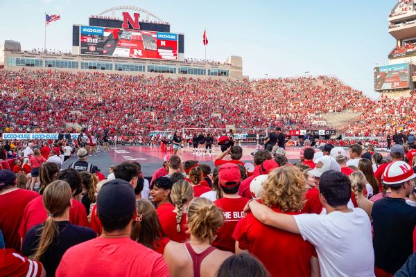 Nebraska volleyball sets record with 92,003 fans