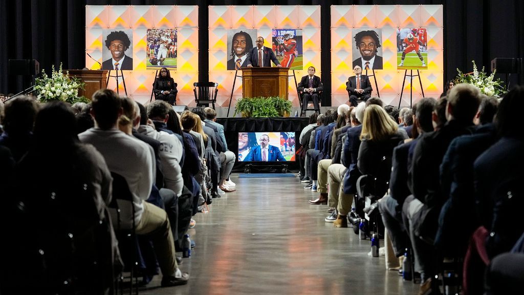 Virginia basketball back on court, honors shooting victims - Seattle Sports