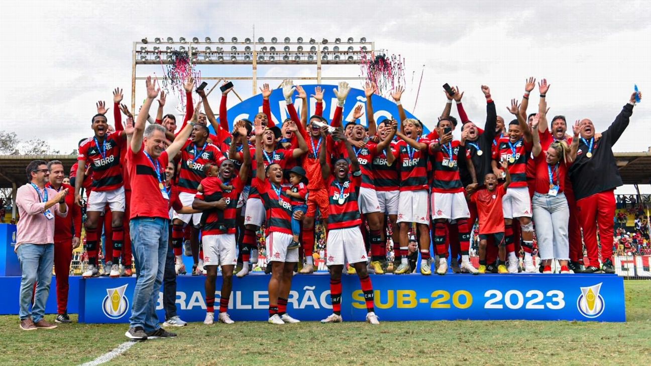 Com polêmica por paradinha, Flamengo vence Palmeiras nos pênaltis