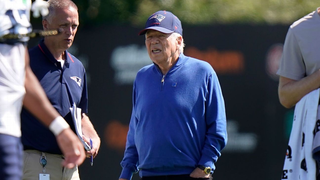 Tom Brady #Robert Kraft receiving their rings last night! #SB49 @Patriots