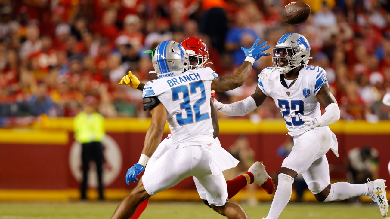 Trick plays, late touchdown drive help Detroit Lions end season