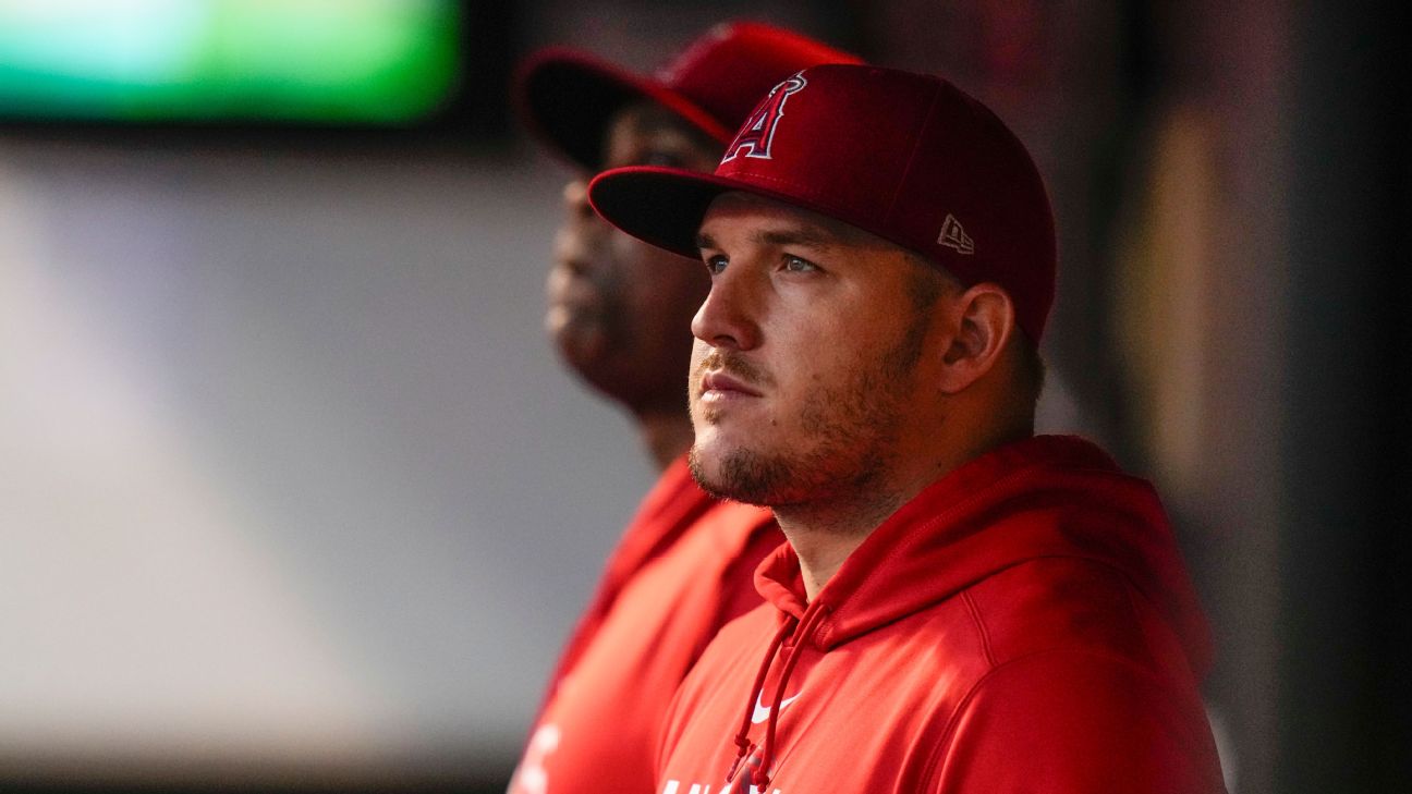 Young fan tears up after Trout's autograph 