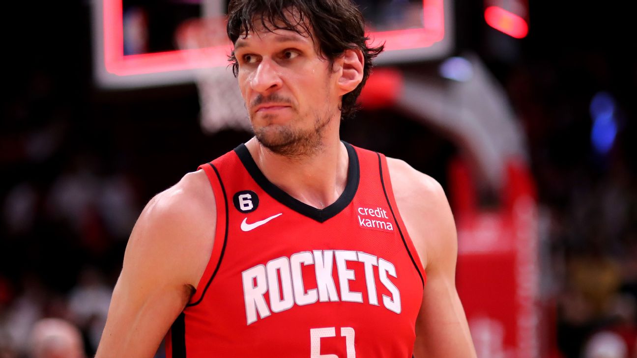 Boban Marjanovic renews himself: he shoots triples and makes them