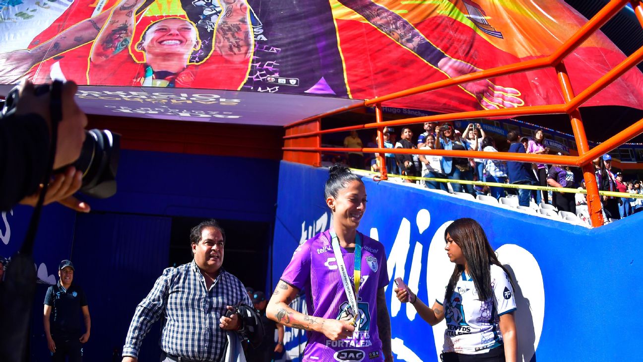 Hermoso gets emotional tribute in Pachuca return