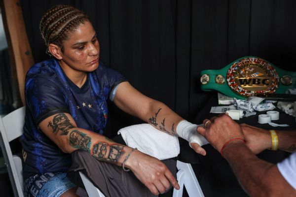 Trainer collapses during wife's bout, dies at 58