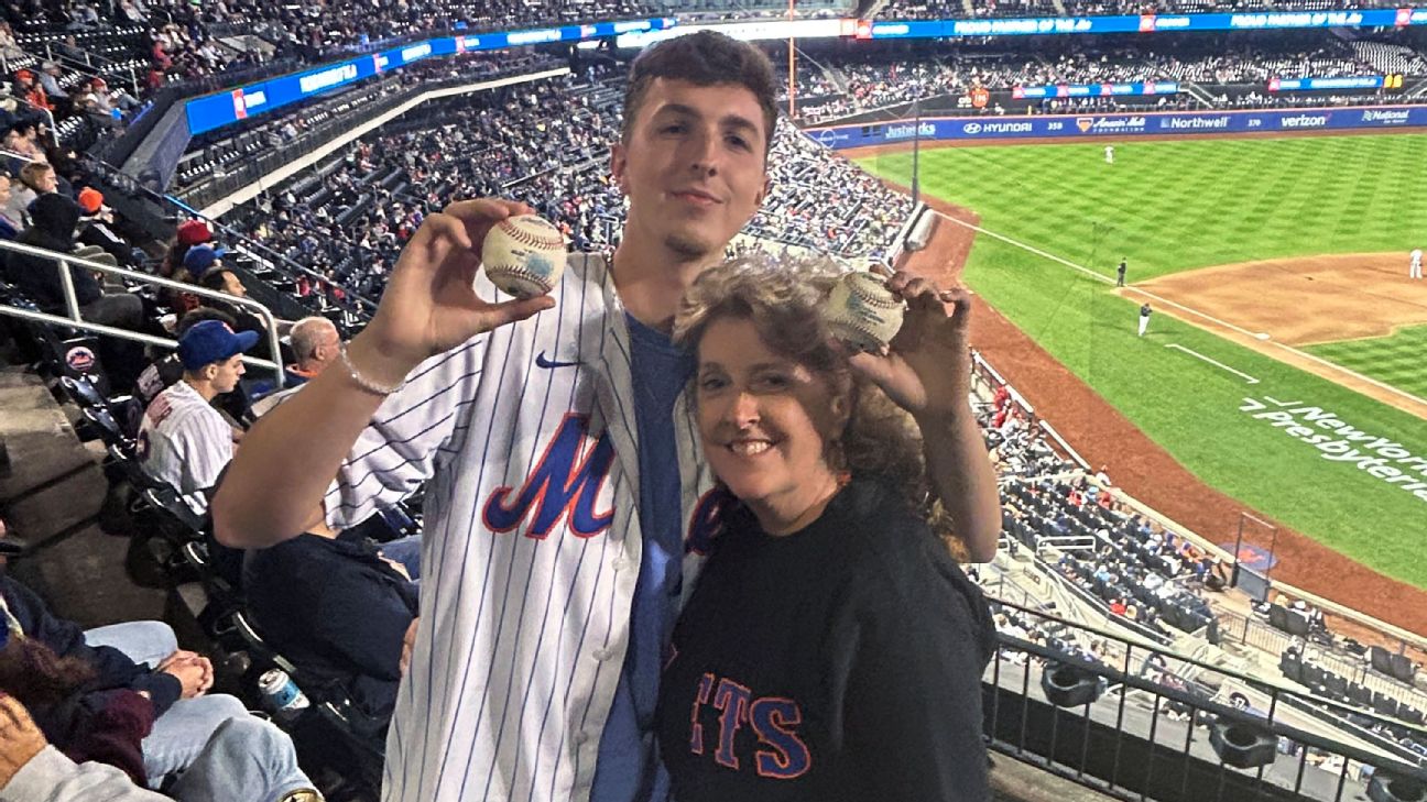 Yankees fans celebrate foul ball versus Red Sox thinking it was