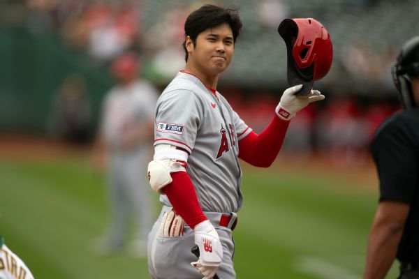 Ohtani donating 60K gloves to schools in Japan