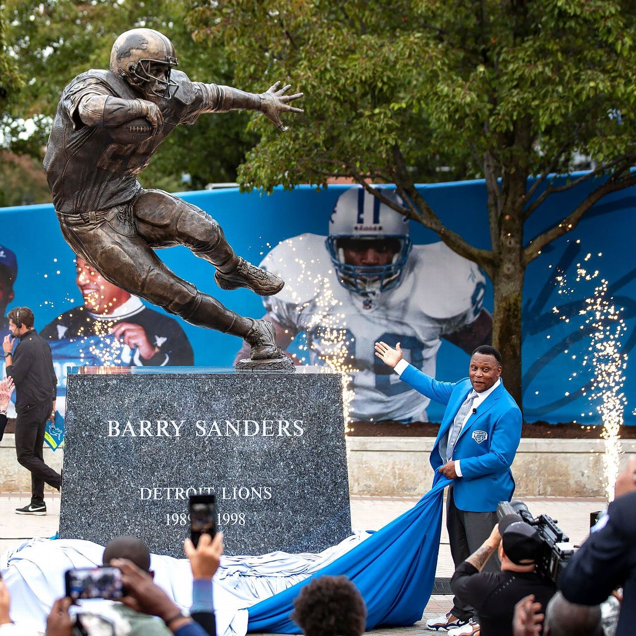 Sanders honored as statue unveiled at Ford Field