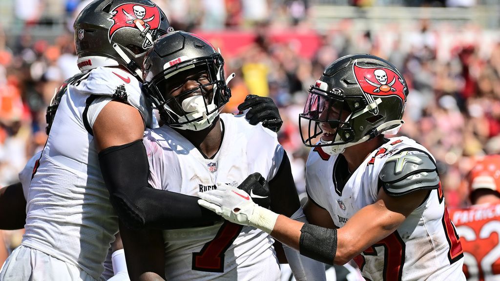 Shaq Barrett seals Bucs victory with pick-six, his first career touchdown