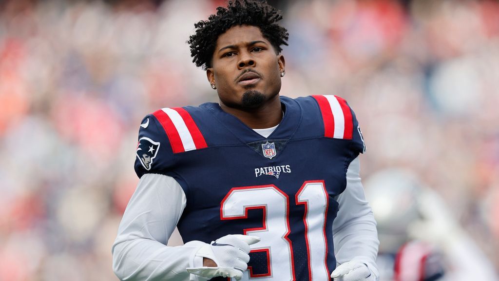 Patriots CB Jonathan Jones avoids ejection after big hit