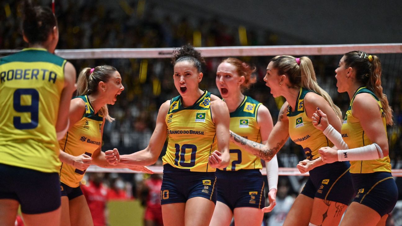 Brasil sofre, mas vence a Itália no tie-break e garante a vaga na Olimpíada  de Paris no vôlei masculino