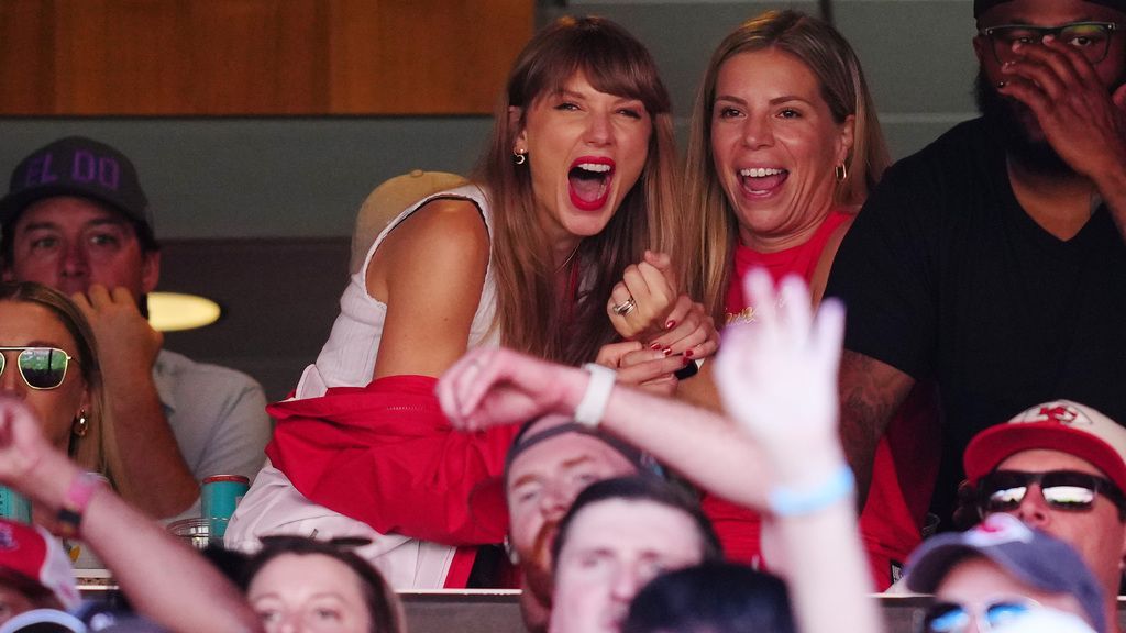 Taylor Swift Cheers on Travis Kelce at Chiefs-Jets