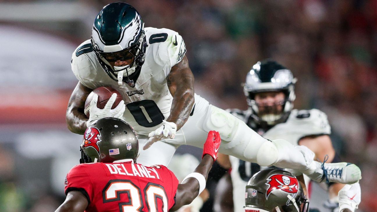 D'Andre Swift injury: Eagles running back leaves game after big