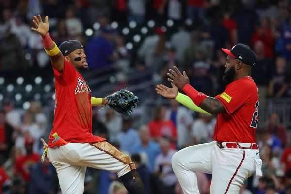 Braves sweep Cubs, clinch home field throughout