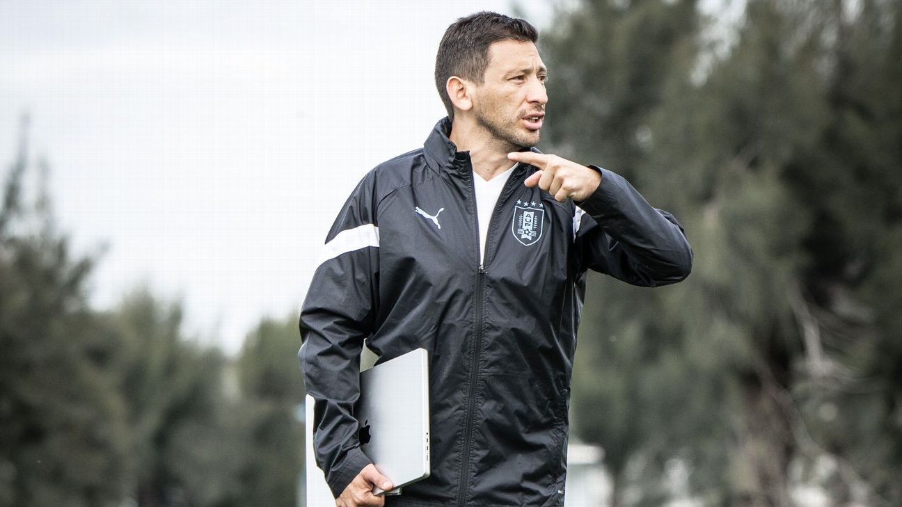 Juego Entrenador De Fútbol Uruguay Royal Universo Binario