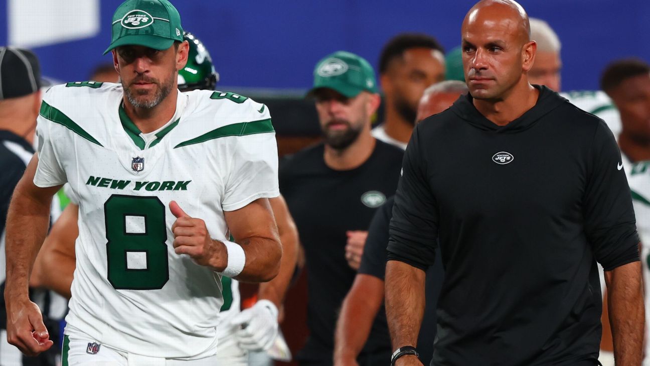 Aaron Rodgers visits kid from Make-A-Wish on sideline