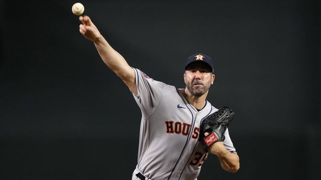 Astros keep pace with tight win over D-backs