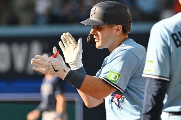 Despite loss, Jays lock up wild card as M's fall