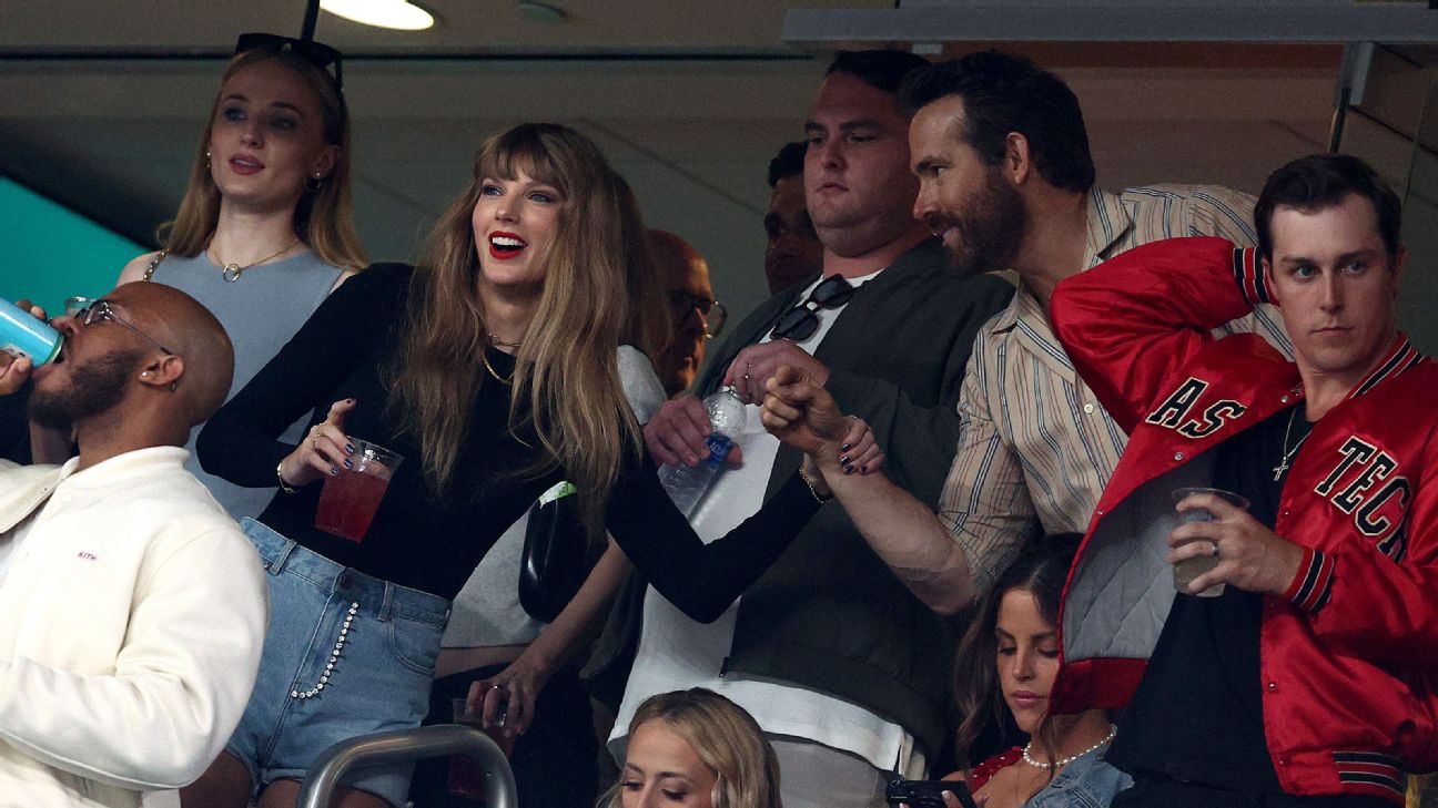 Taylor Swift arrives at NY Jets vs. Kansas City Chiefs NFL game