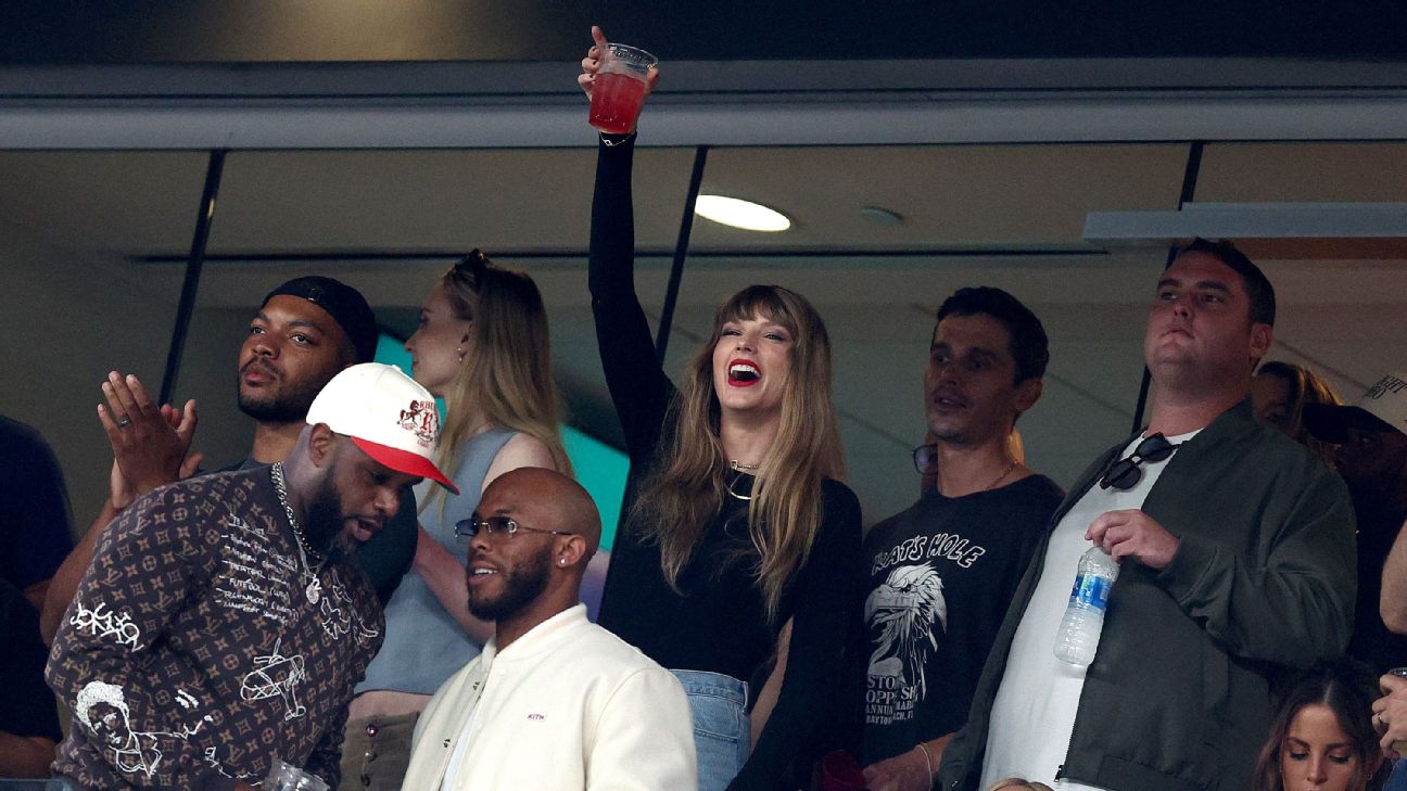 Fans React to Taylor Swift Sitting With Donna Kelce at Chiefs Game