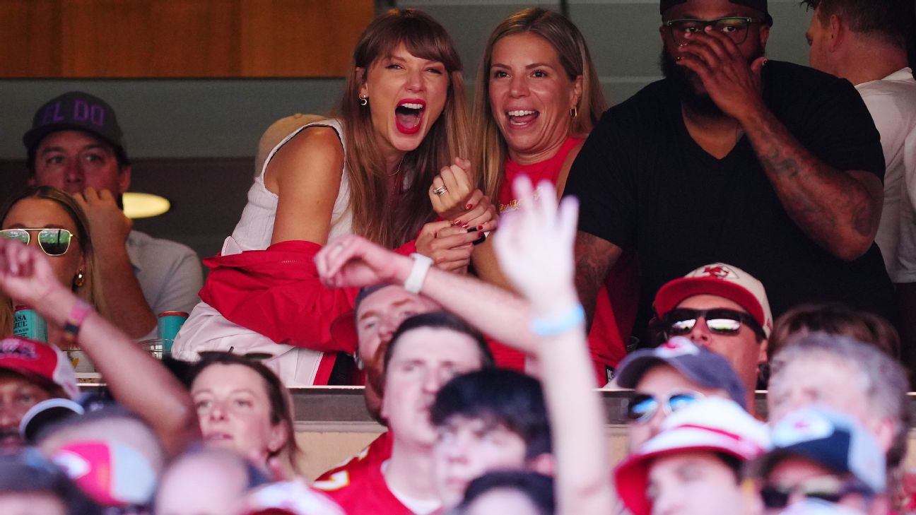 Travis Kelce Taylor Swift dating rumors: UC Bearcats sell jerseys