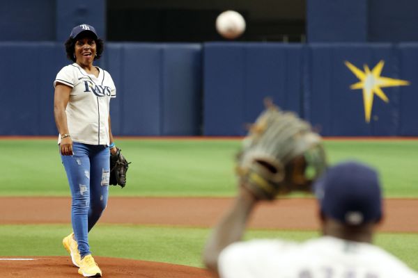 Arozarena's mom throws 1st pitch before Game 1