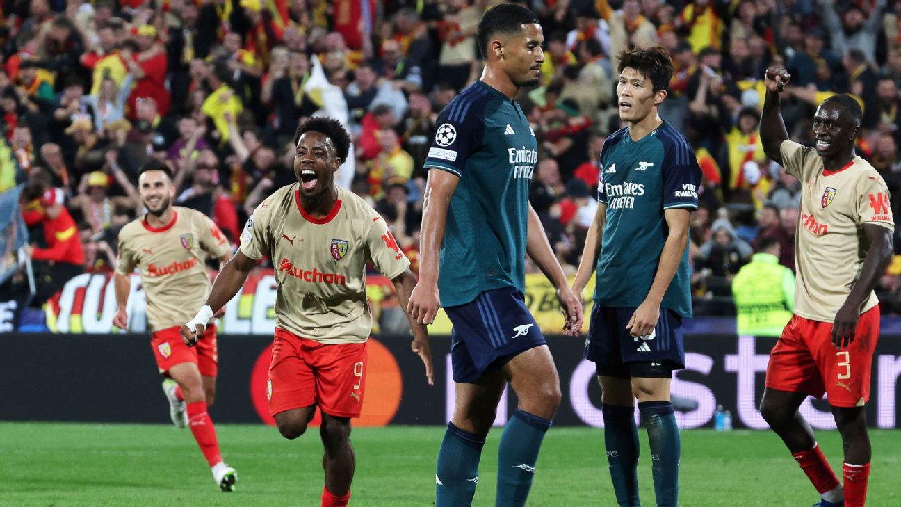 Lens celebrate Elye Wahi's winning goal against Arsenal.