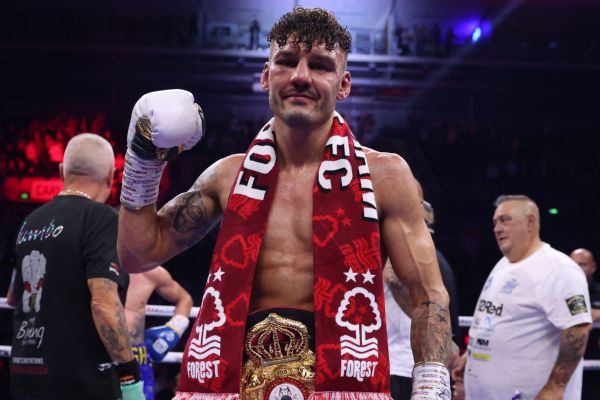 Wood def. Warrington, keeps featherweight title