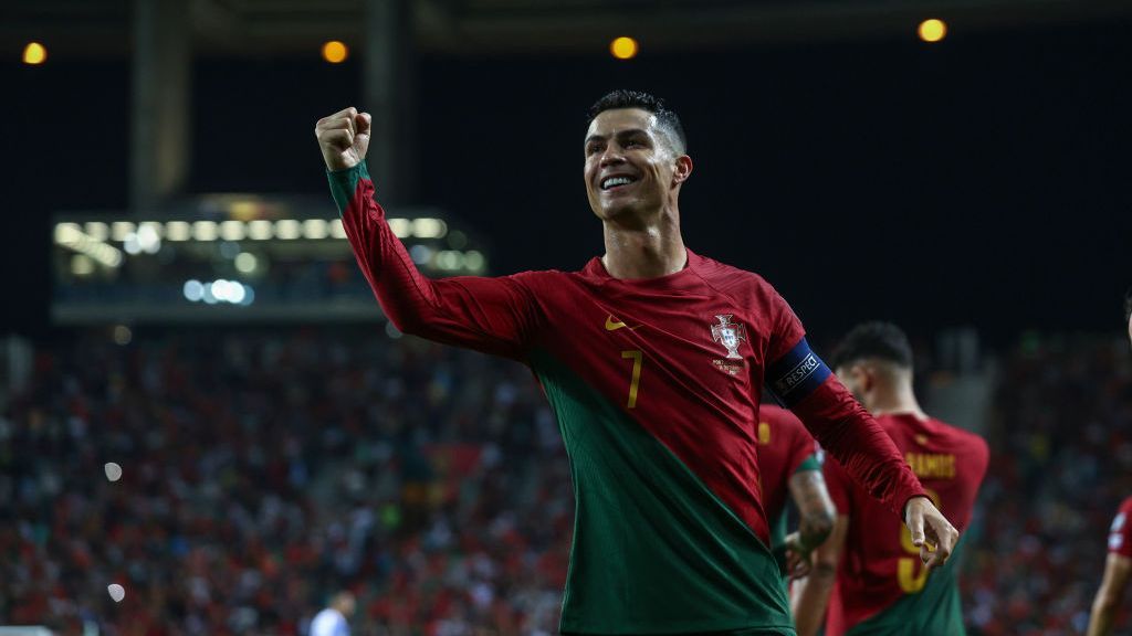 Liderado por Cristiano Ronaldo, Portugal vence Eslováquia e garante vaga na  Euro 2024 - Folha PE
