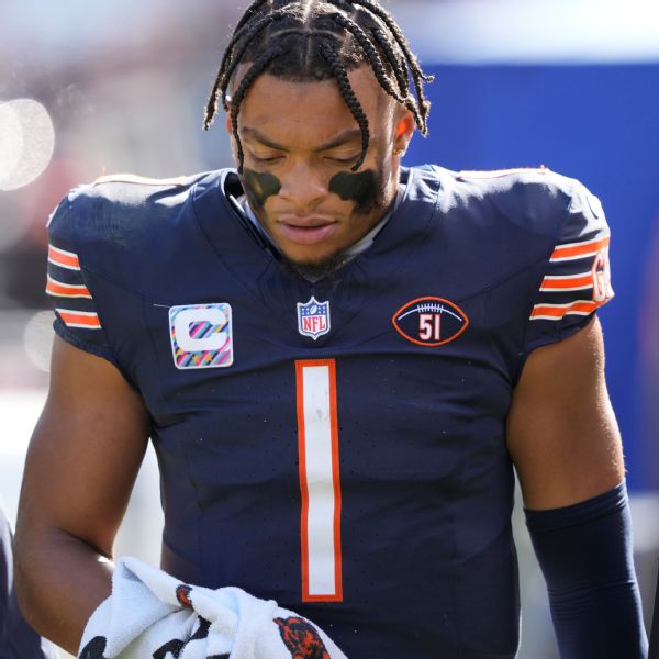 Bears’ Fields leaves in 3rd with right hand injury