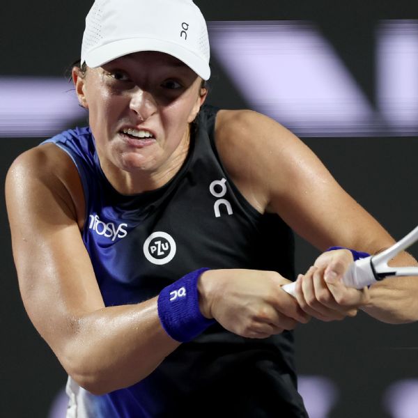 Late surge fuels Swiatek in victory at WTA Finals