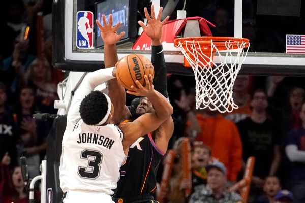 Spurs, down 20, steal win from Suns in wild finish www.espn.com – TOP