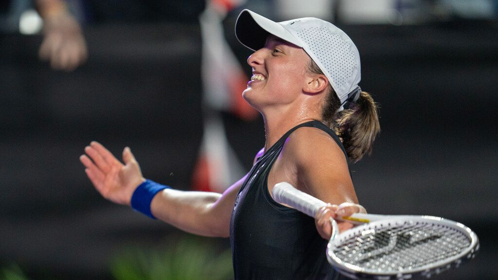 No.2 Swiatek beats No.1 Sabalenka in WTA Finals semis, Sports