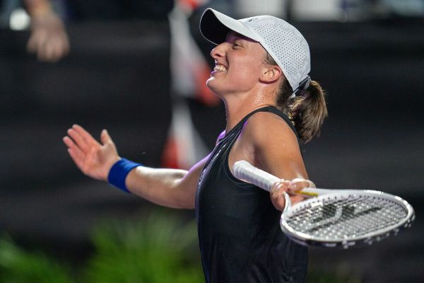 Swiatek bests No. 1 Sabalenka in WTA Finals semi