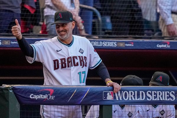 D-backs extend Lovullo after WS run, sources say