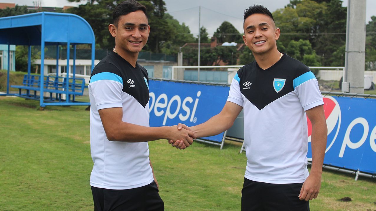 Óscar Santis junto a su hermano Diego en un microciclo de la Selección Nacional de Guatemala (ESPN).