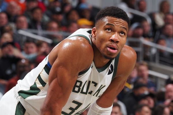 Giannis has 54 but Bucks lose as Griffin tossed