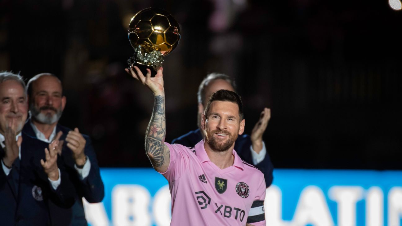 Messi celebrates 8th Ballon d'Or with Miami fans