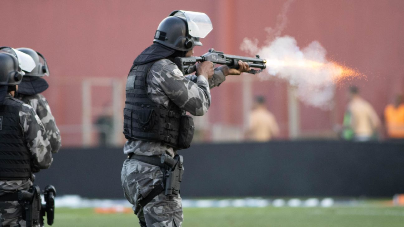 Torcedores de Coritiba e Cruzeiro invadem campo durante jogo e