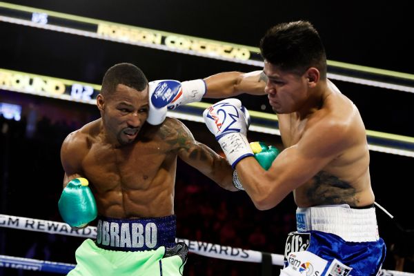 Navarrete still champ after draw with Conceicao