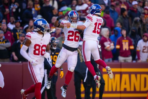 DeVito tosses 3 TDs, sparks Giants in record day