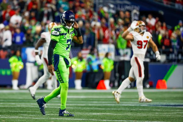Seahawks' Smith backs OC, offense amid TD lull