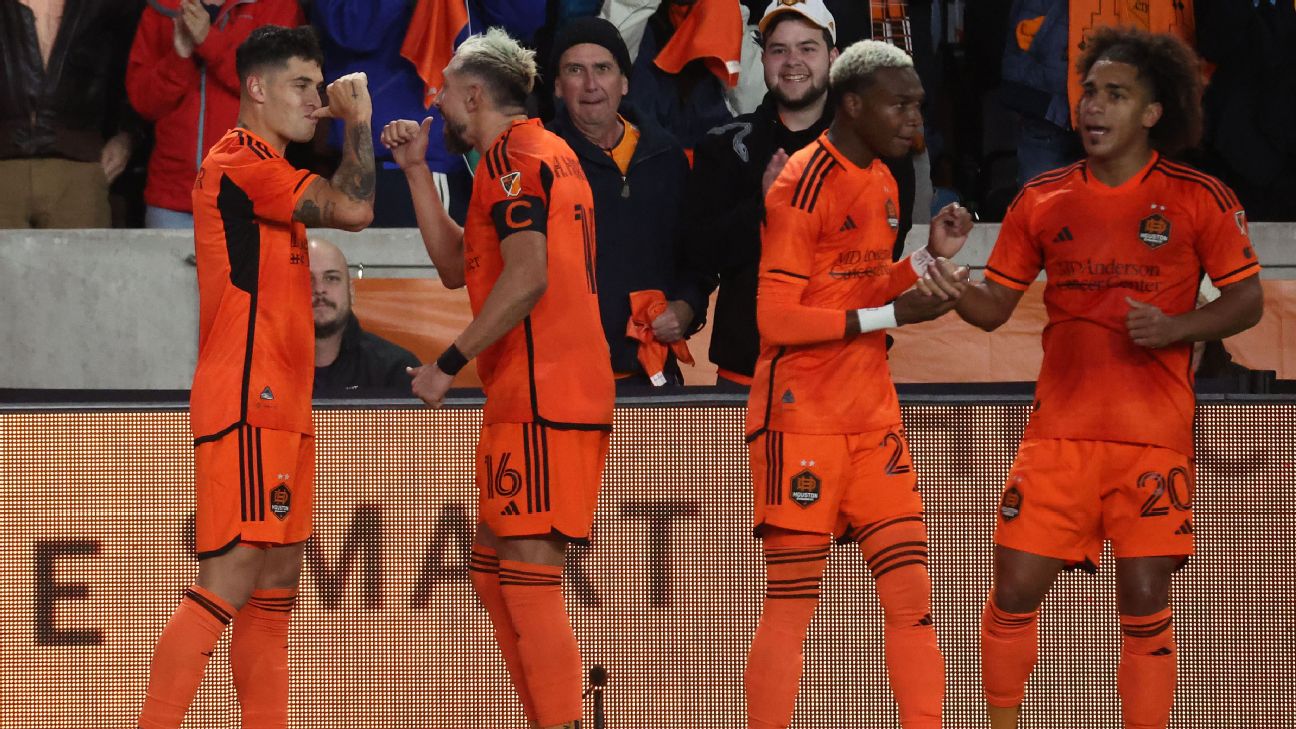Dynamo hold off Sporting KC to reach West final