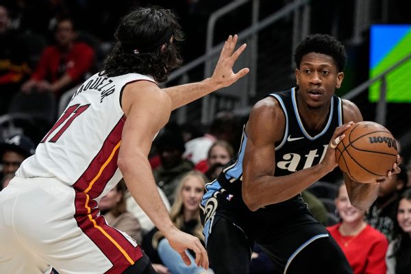Hawks' Hunter sidelined 2 weeks with knee injury