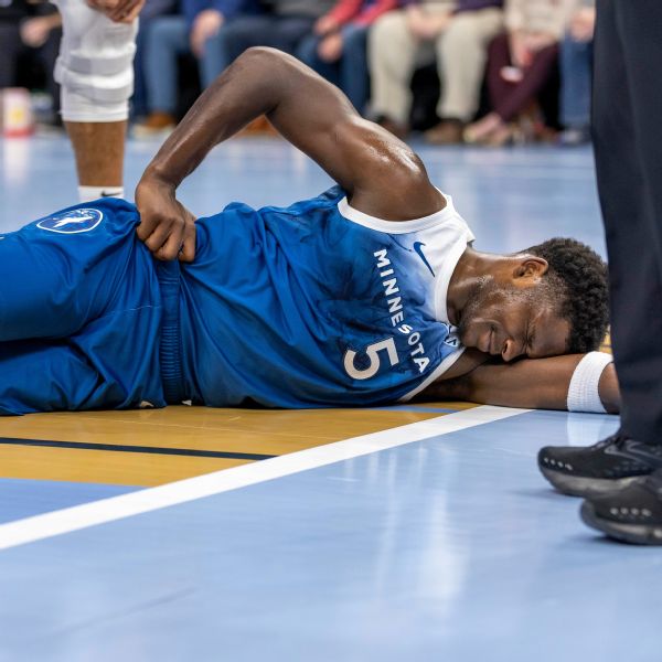 Wolves' Edwards exits with hip injury after big fall