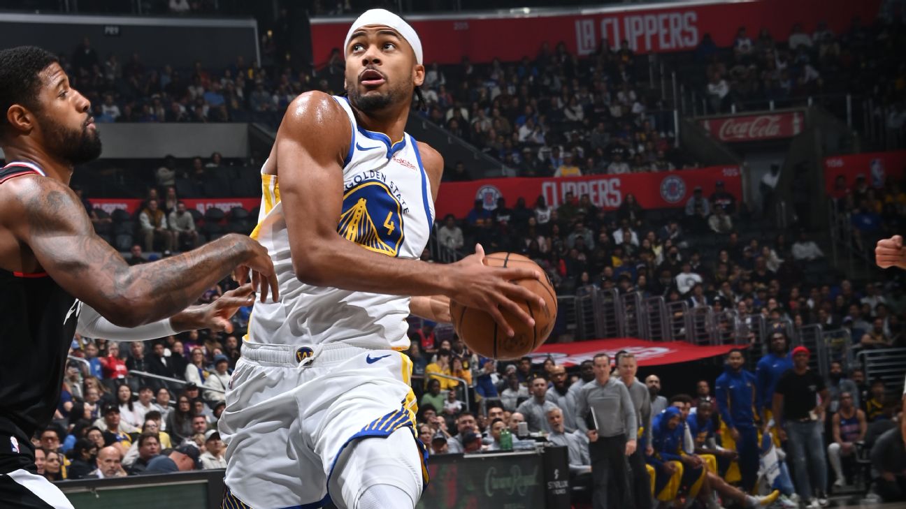 Moses Moody #4 of the Golden State Warriors drives to the basket.