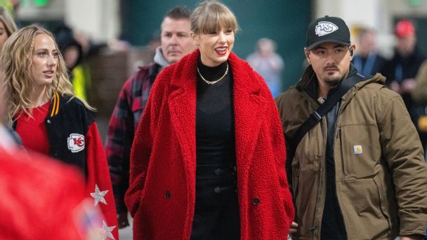 Taylor Swift travels to Lambeau Field for Chiefs vs. Packers